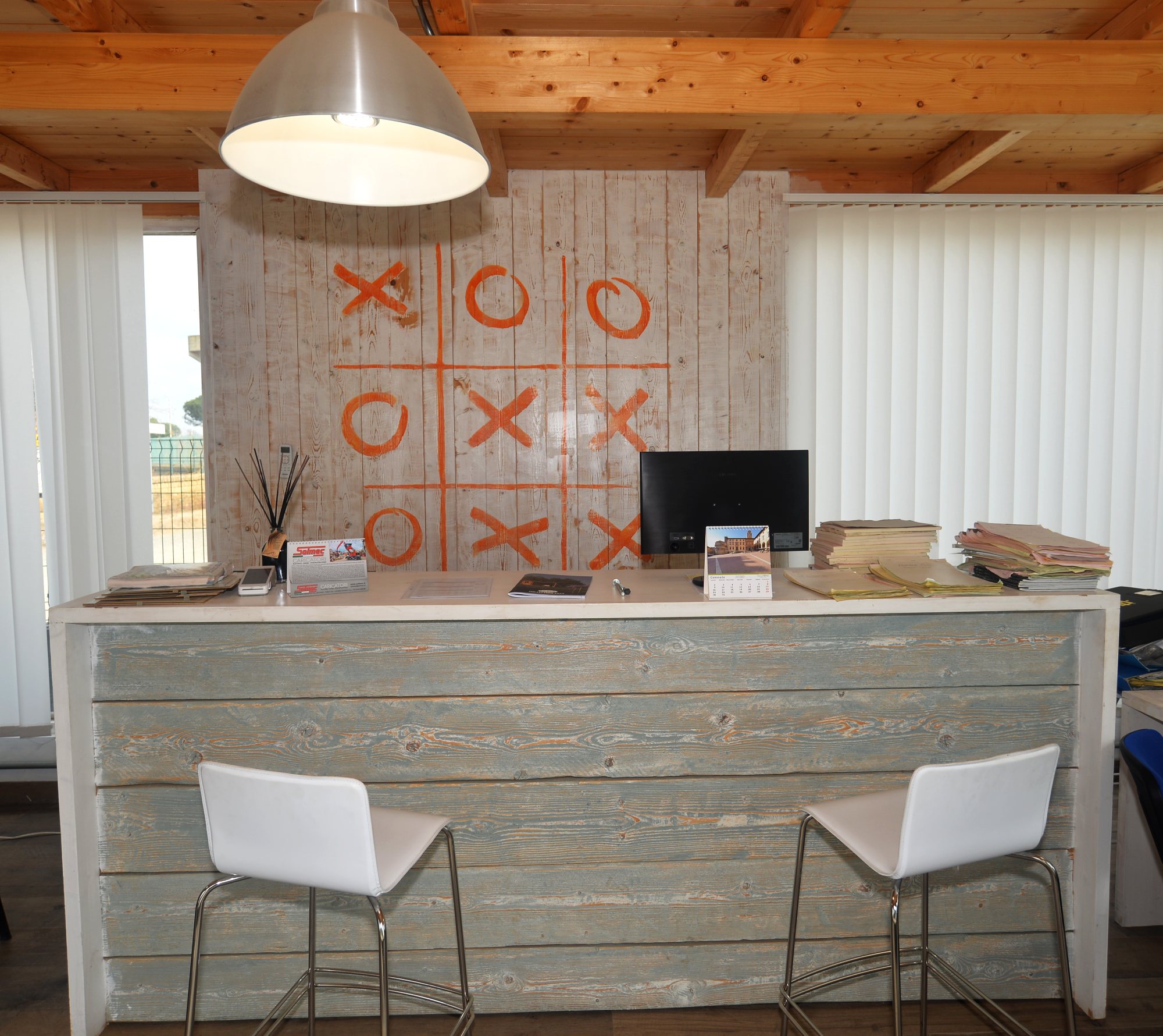 elementi di arredo in legno